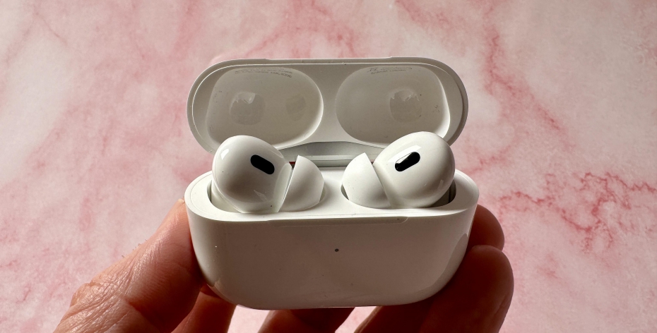 AirPods With Infrared Cameras in Development, Analyst Says