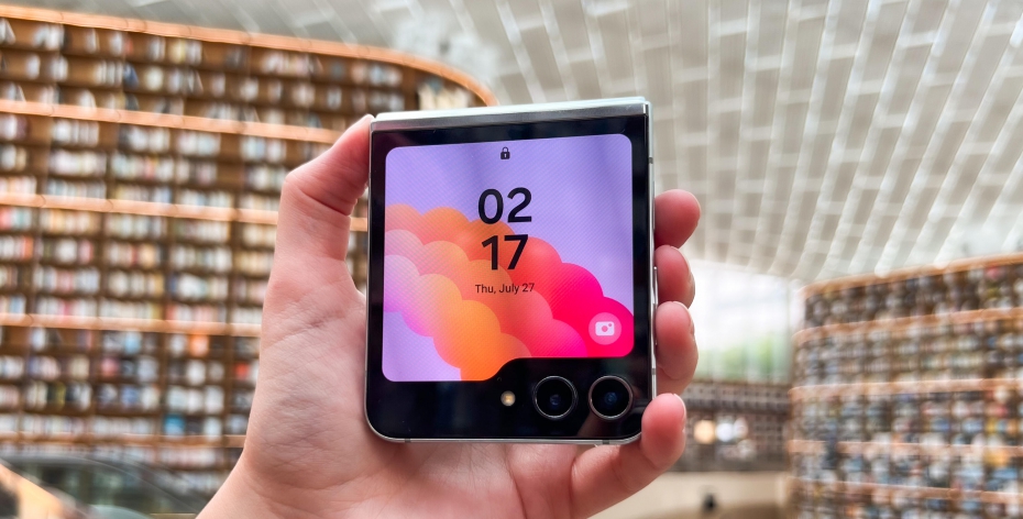 Samsung Galaxy Z Flip 5 Gets an AI Update: What It's Like to Use