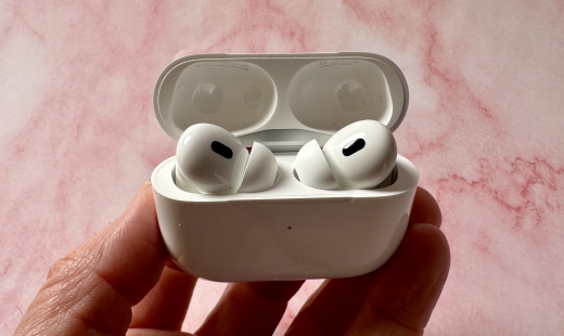 AirPods With Infrared Cameras in Development, Analyst Says