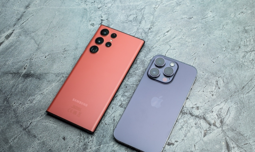 For Samsung and Google, AI Is a Team Effort. Apple Should Take Notes
